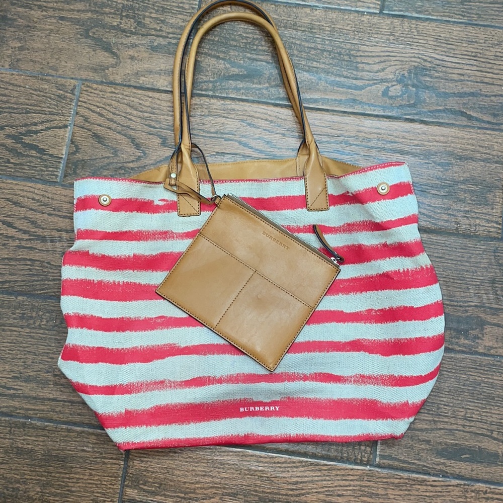 AMAZING Burberry beach bag and wristlet